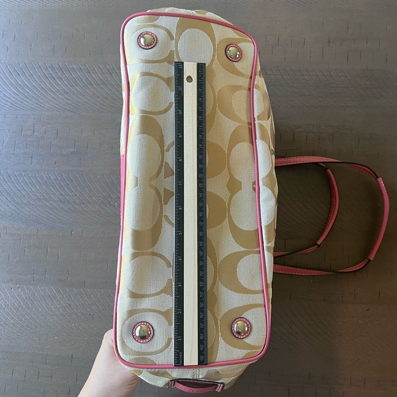 Vintage Coach handbag, like new. - Picture 2 of 4